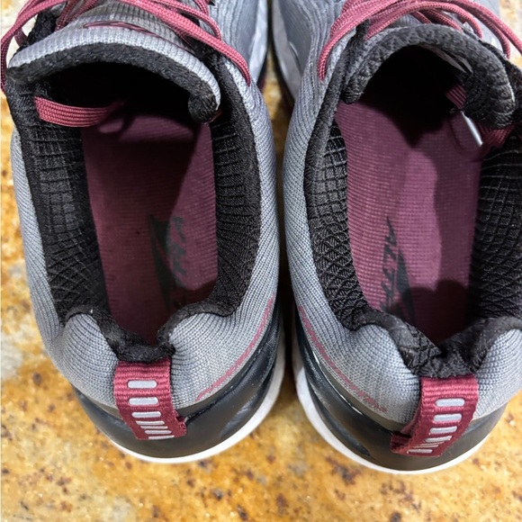 Altra Charcoal Sneakers with Burgundy Accents size 8.5 - Picture 5 of 9